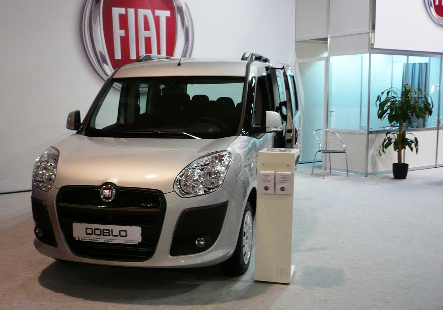 Compact multi-purpose vehicle front with distinctive headlights and grille