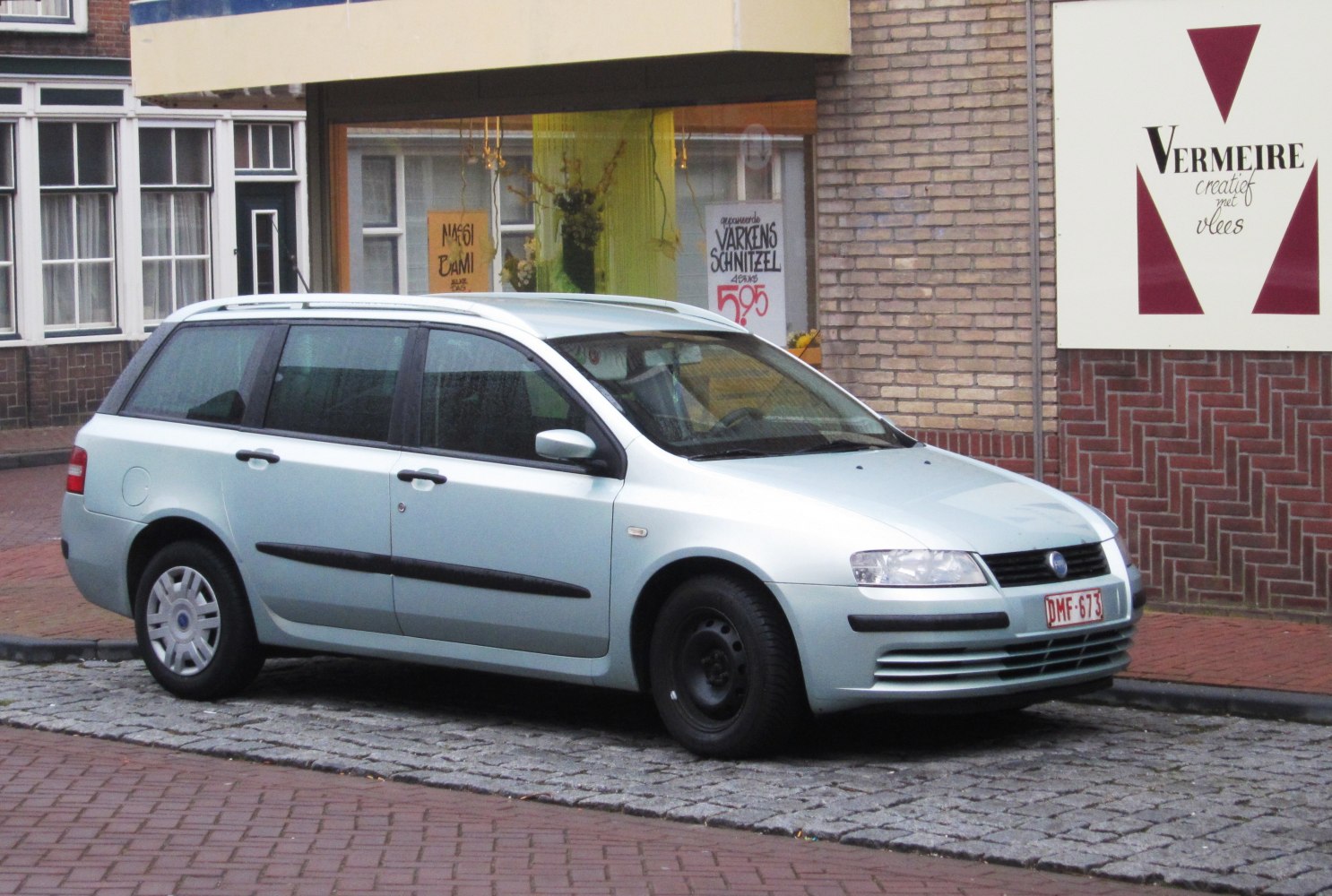 Side view of a silver station wagon with facelift details.