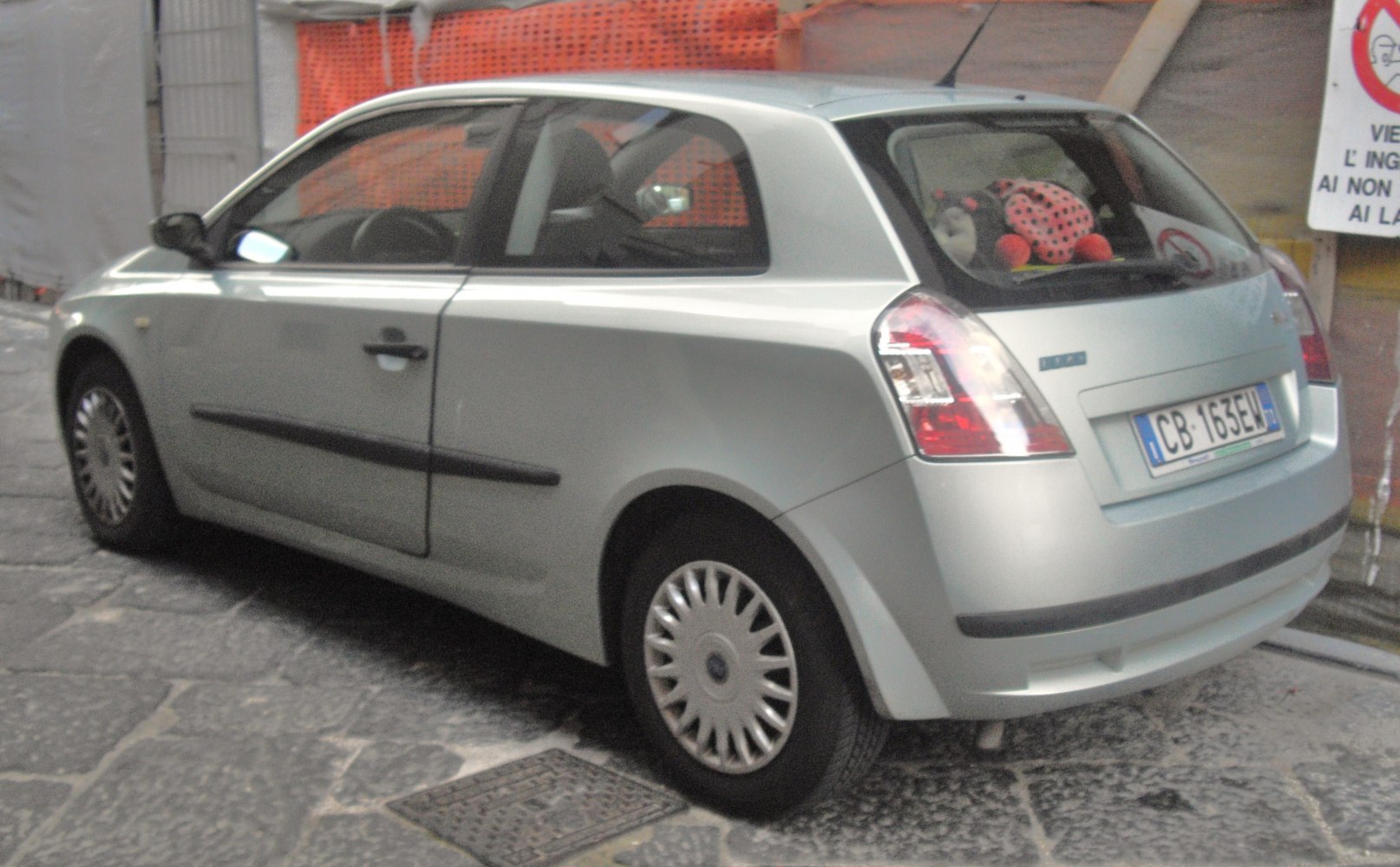 Rear and side profile of a 3-door hatchback with distinctive taillights
