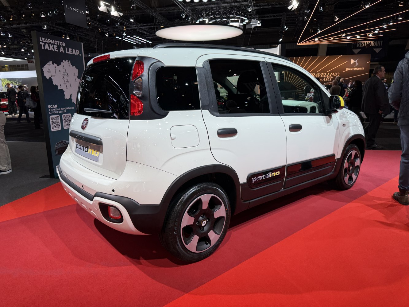 Rear side profile with unique vertical tail lights and black cladding
