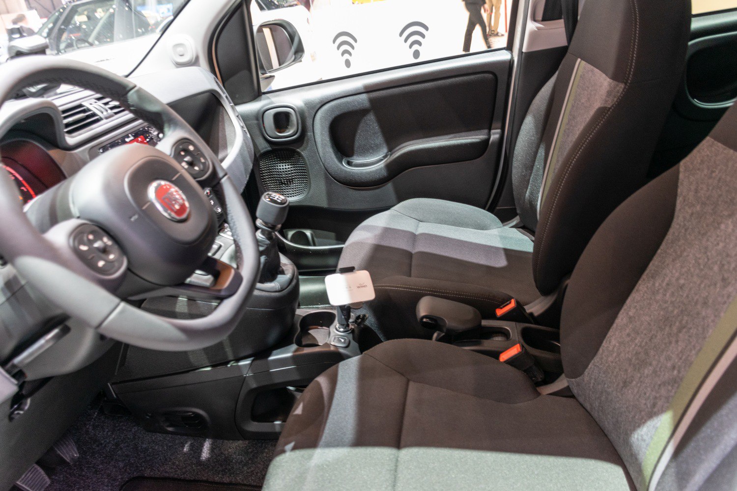 Manual gearbox and interior layout with front seats and steering wheel