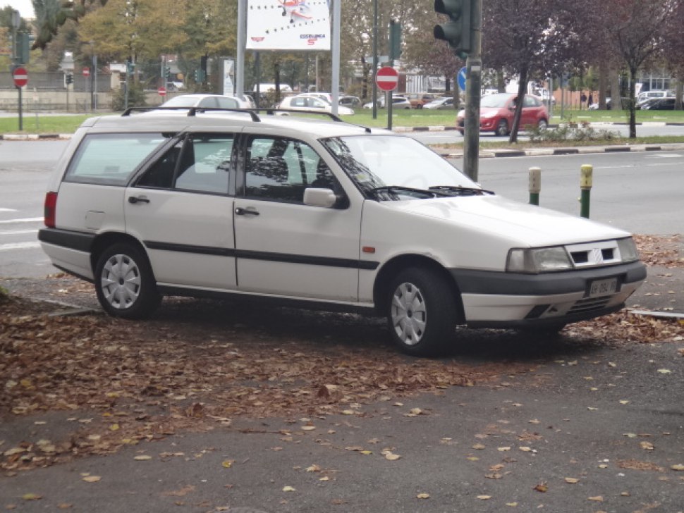 Side view of vintage station wagon with four doors and roof rails