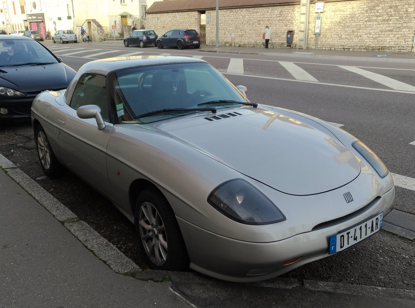 Compact sports coupe with smooth bonnet and pop-up headlights.