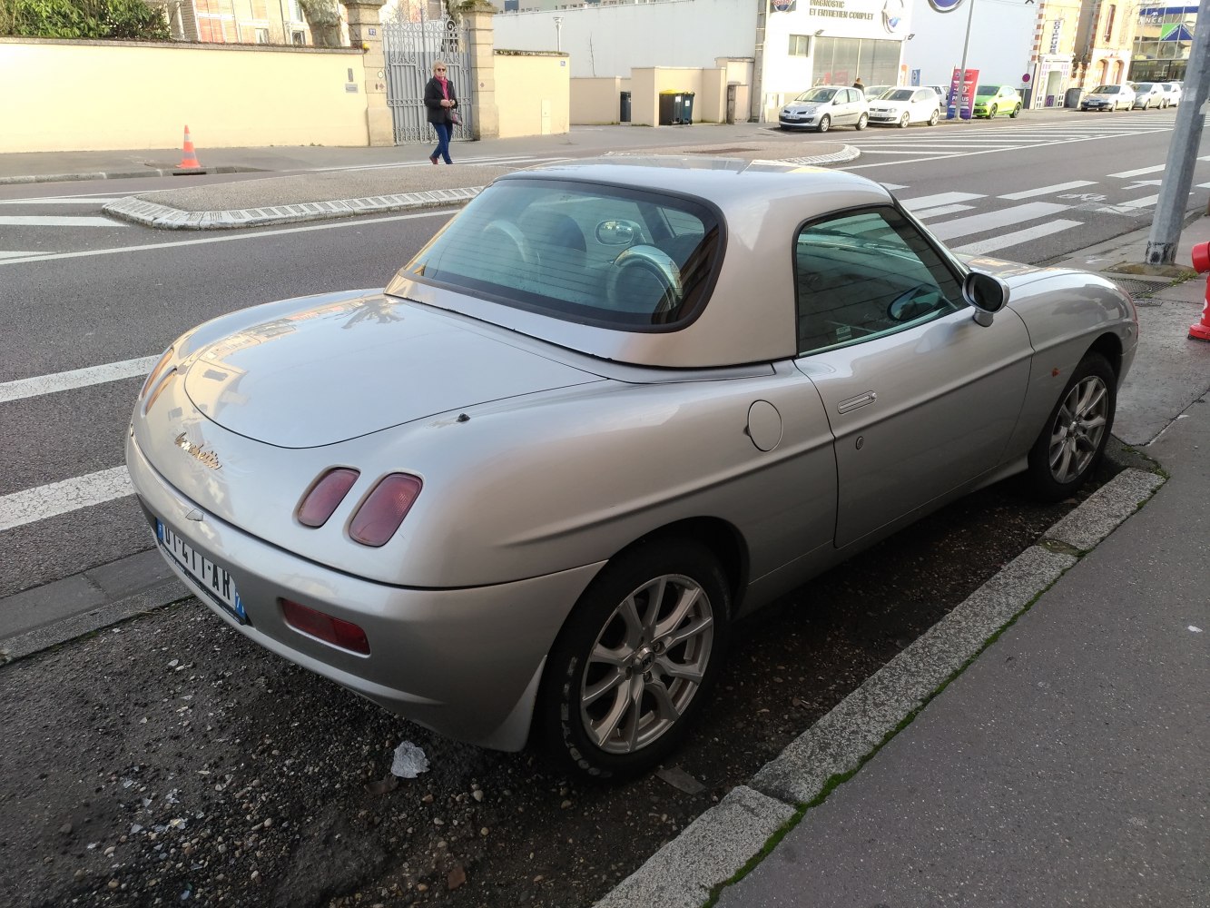 Roadster with removable hardtop and dual rounded rear lights