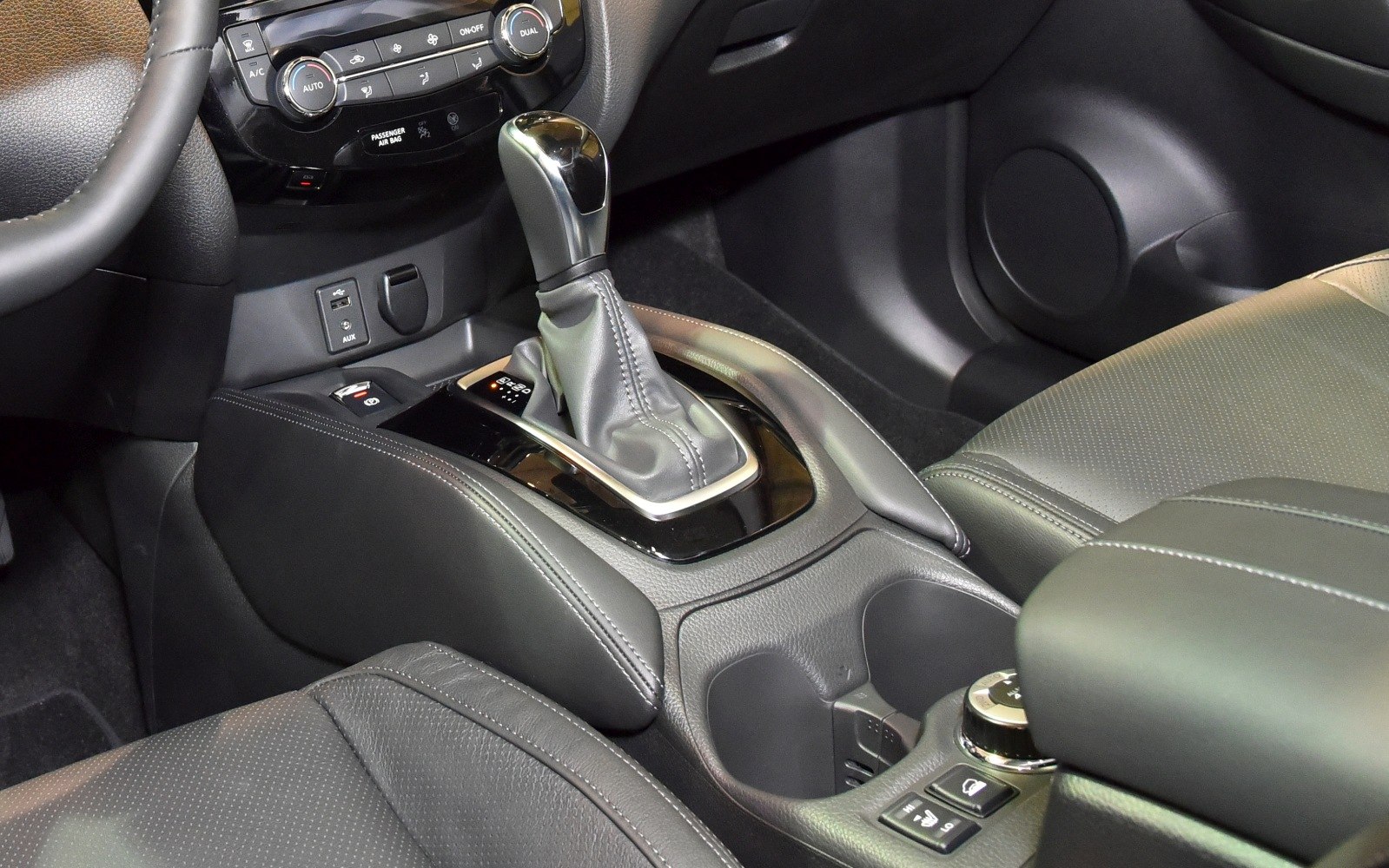 Gear shift lever and central console with controls