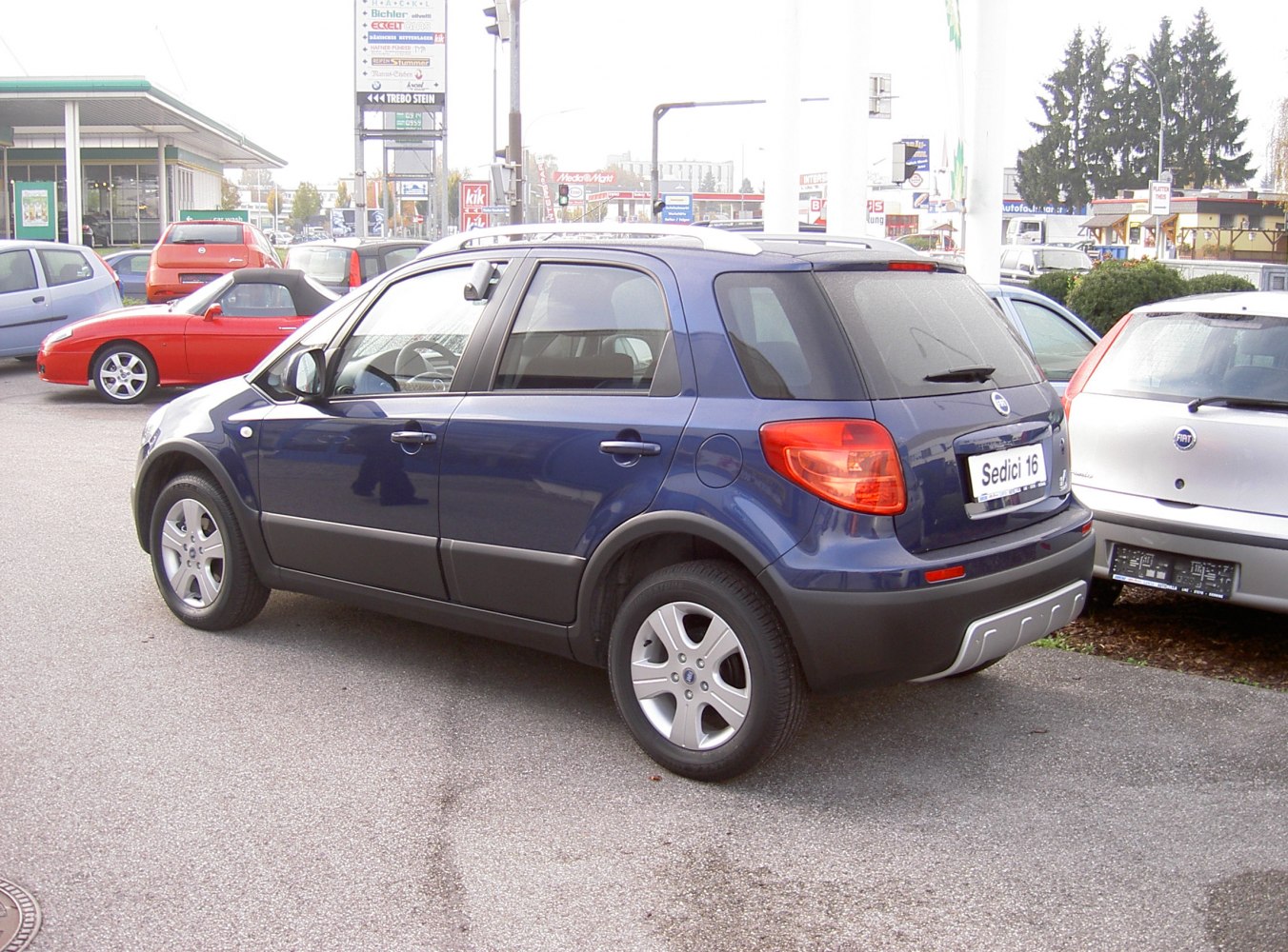 Rear side view of a compact SUV with five doors and black lower body cladding