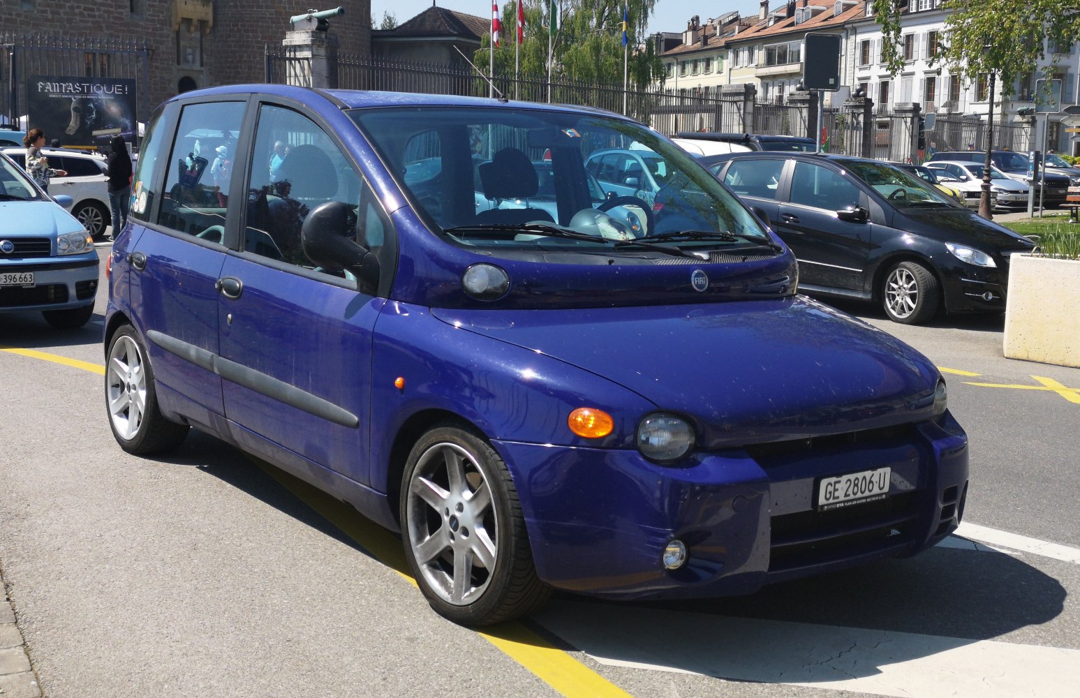 Compact mini MPV with round headlights and front fog lamps
