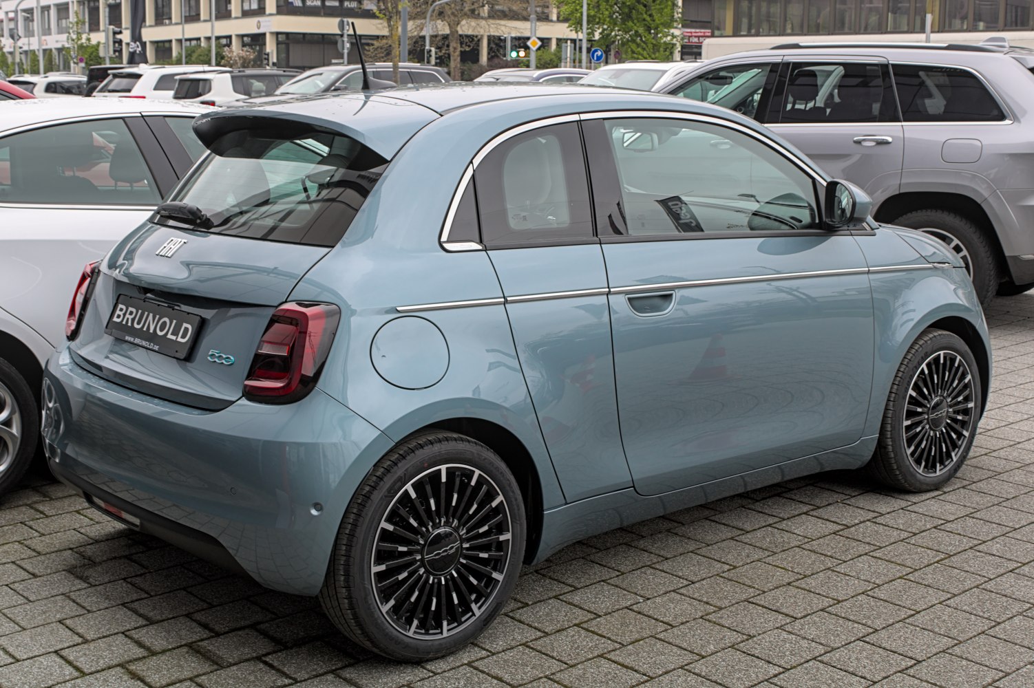 Rear side view with distinctive 3+1 door design and stylish alloy wheels