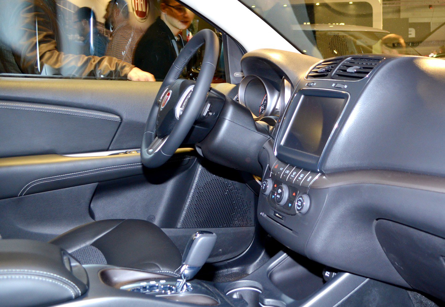 Dashboard, steering wheel, and central console interior features