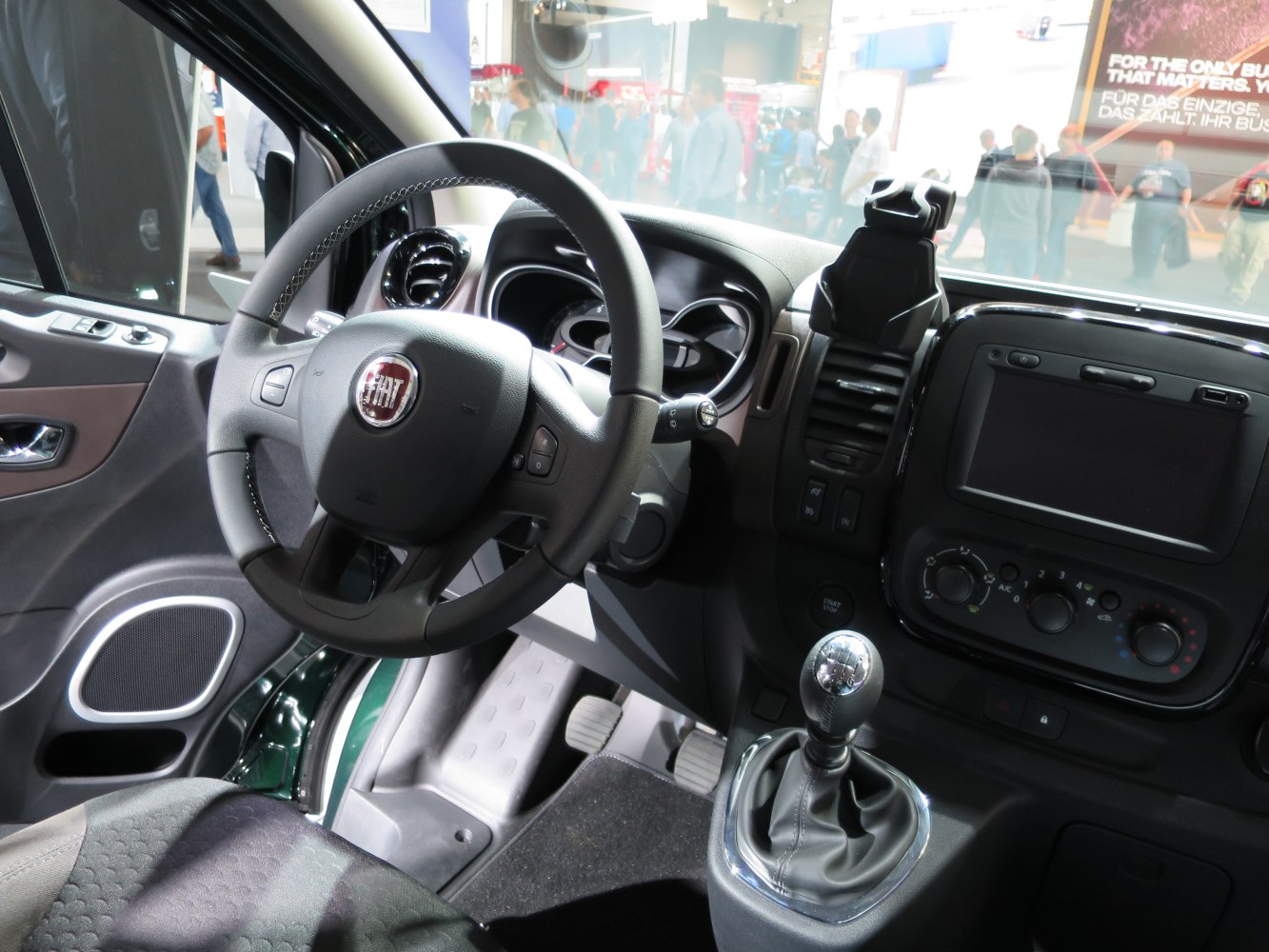 Steering wheel and manual gear shift interior features