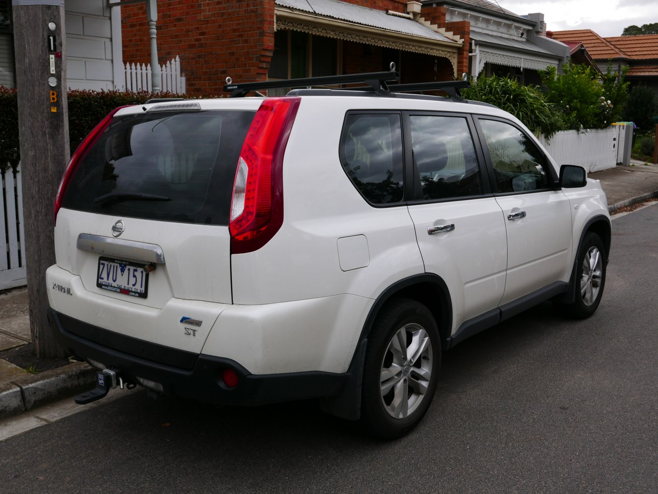 Rear and side view with tall vertical taillights and roof rails
