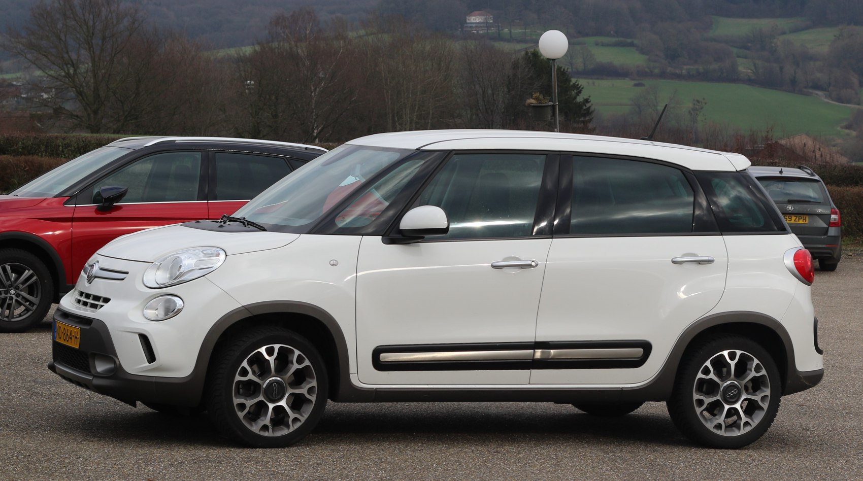 Side profile with distinctive alloy wheels