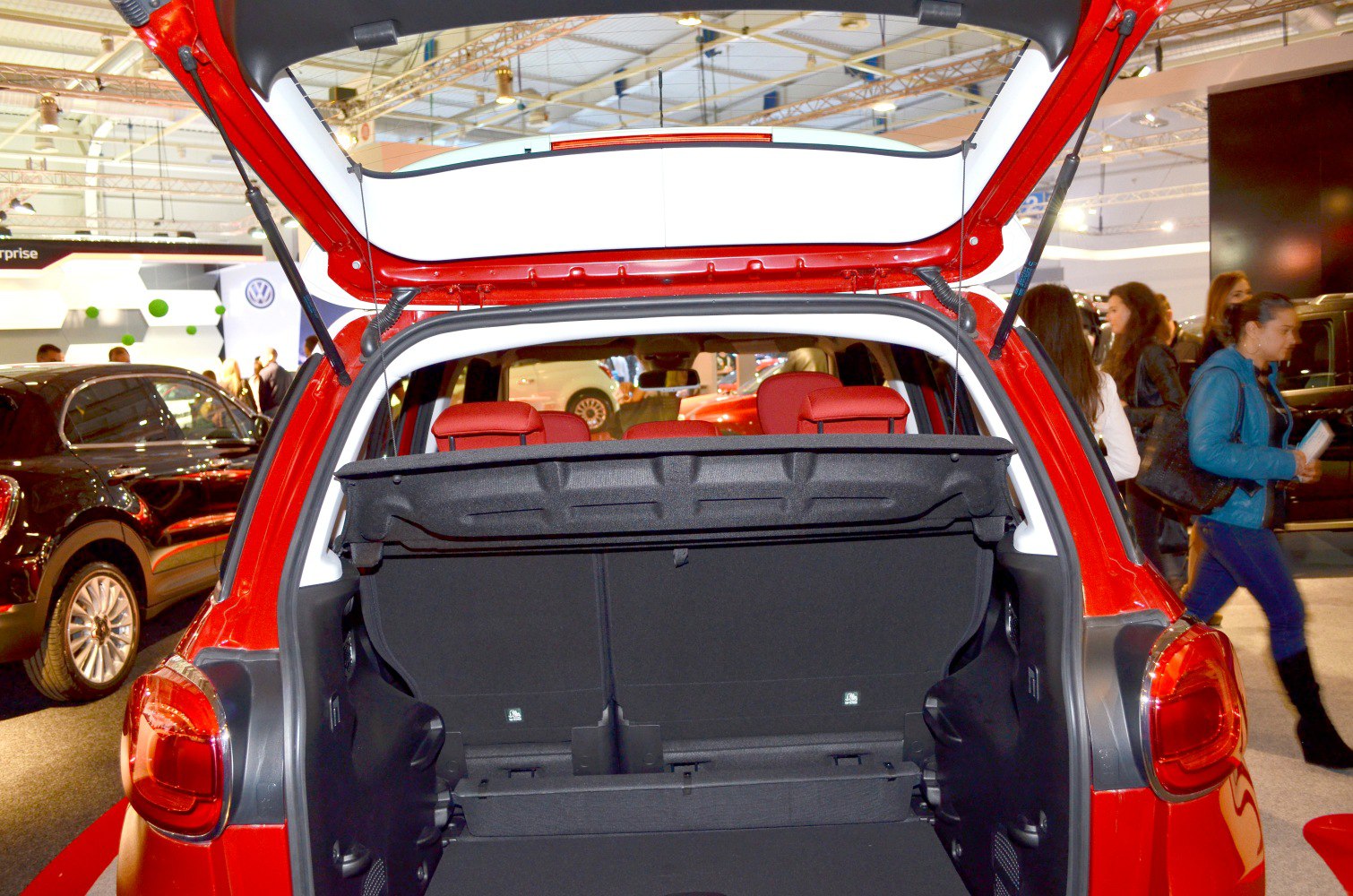 Rear cargo space with open tailgate