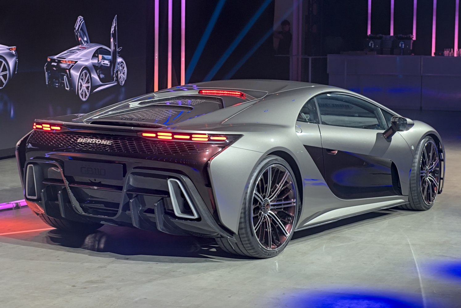 Rear design with LED taillights and aerodynamic rear diffuser