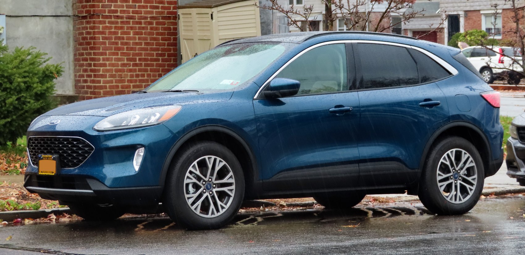 Compact SUV side view with LED headlights and alloy wheels