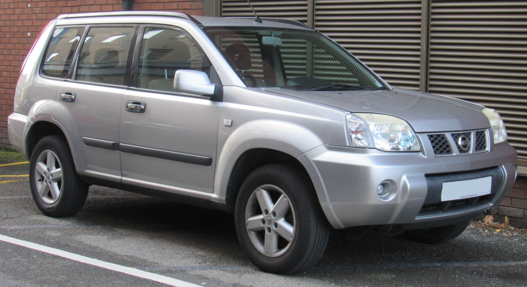 Silver SUV front-side view with alloy wheels and classic grille
