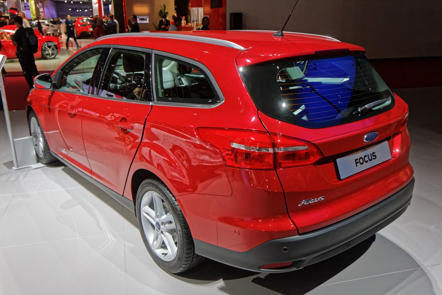 Red wagon rear side with roof rails and modern tail lights