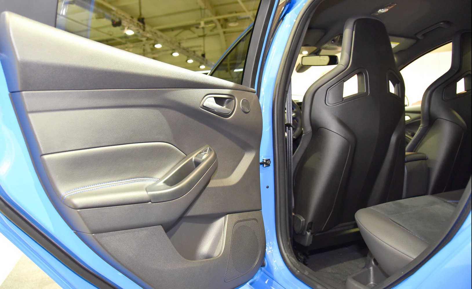 Interior door panel with armrest and rear seats with sport-style backrests