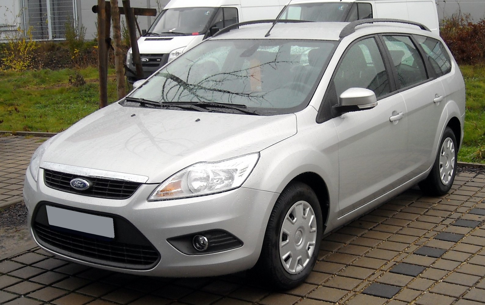 Silver station wagon front side with roof rails and headlights