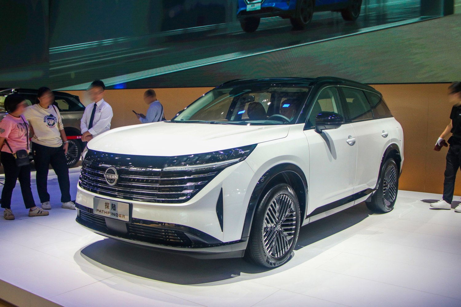 Sleek horizontal grille and patterned alloy wheels on a modern SUV