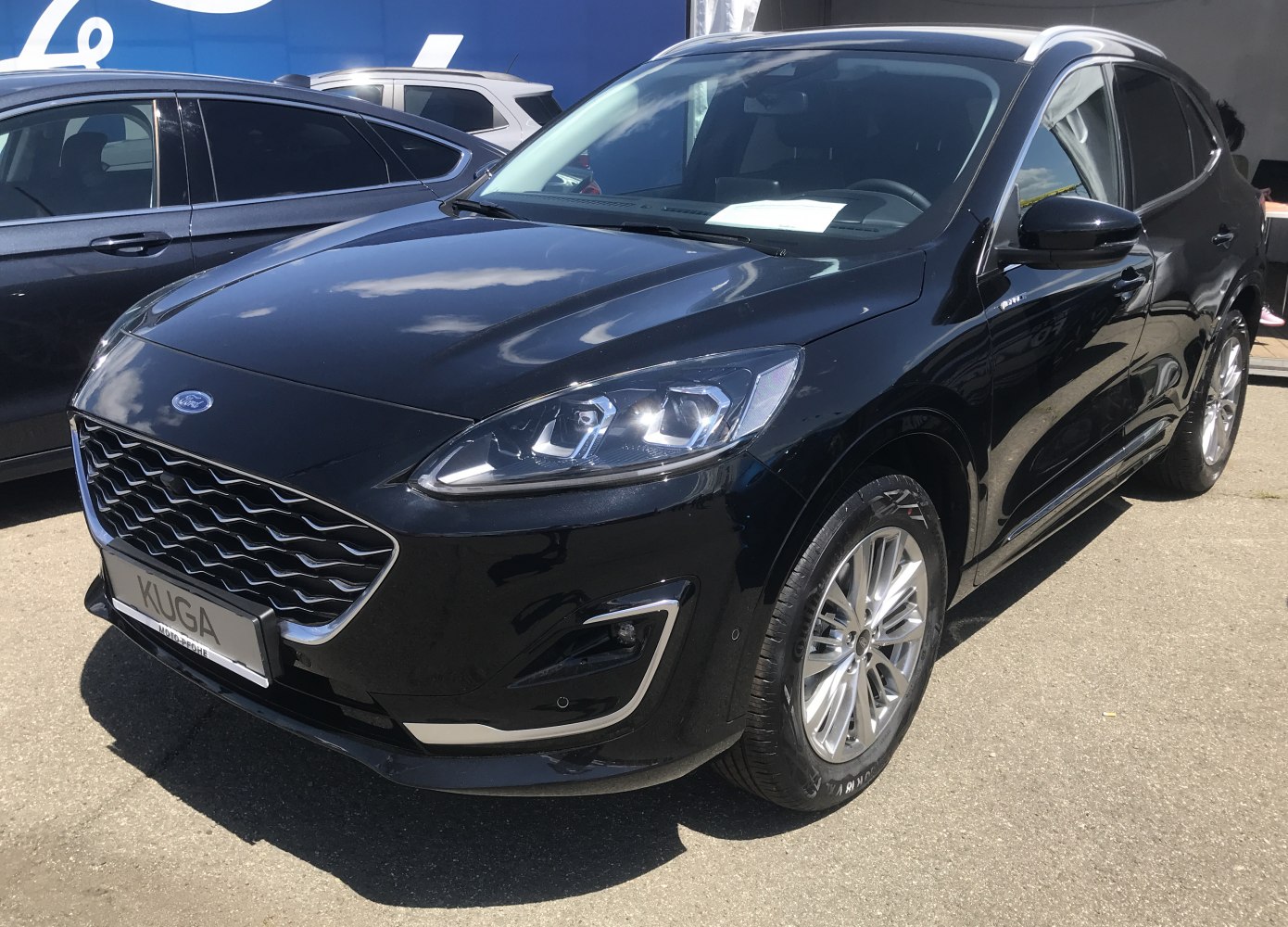 Front grille, LED headlights, alloy wheel, side mirror of a black SUV