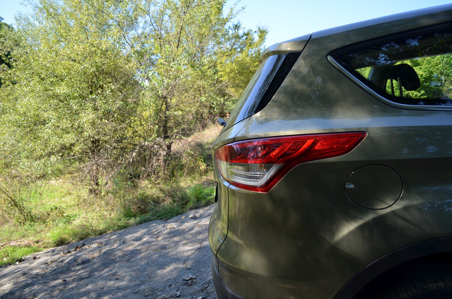 Rear tail light and fuel cap on an SUV.