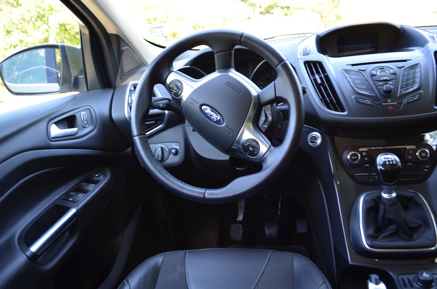 Steering wheel and manual gear shift in vehicle interior