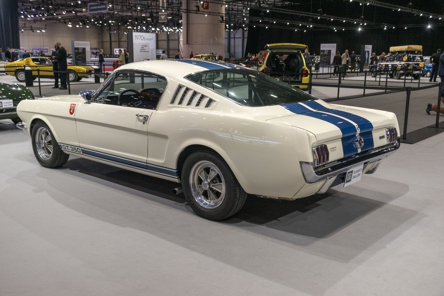 Classic fastback with blue racing stripes and rear side louvres
