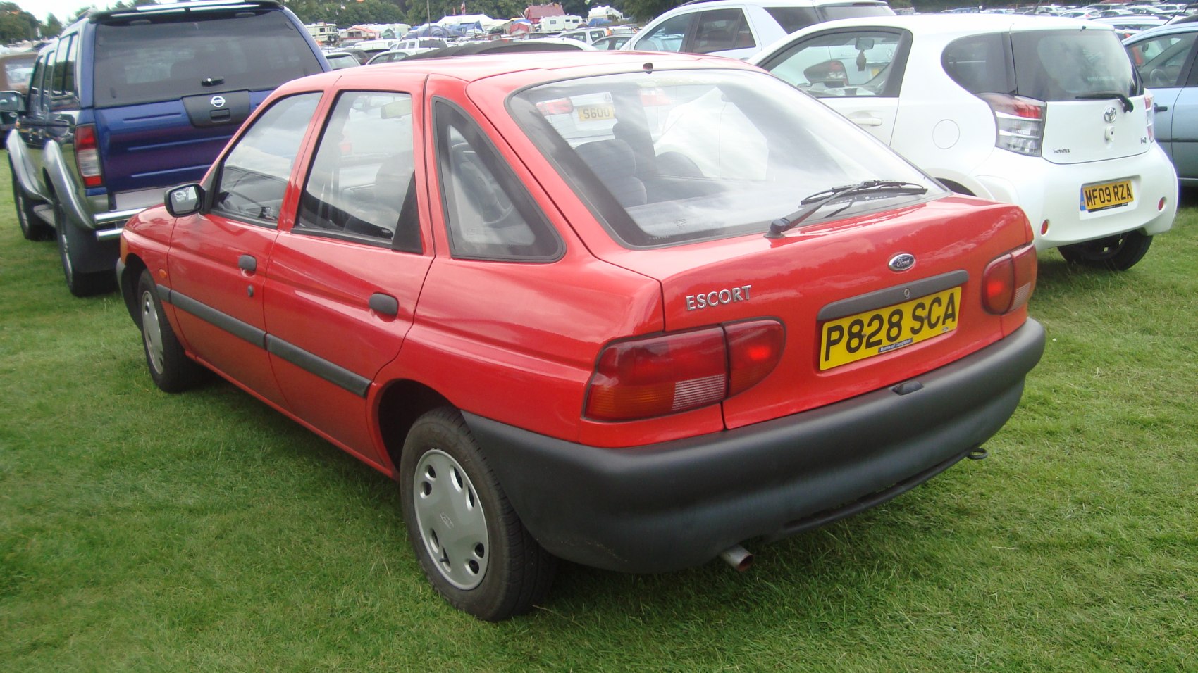 Rear-side view of 5-door hatchback with classic taillights and black bumper