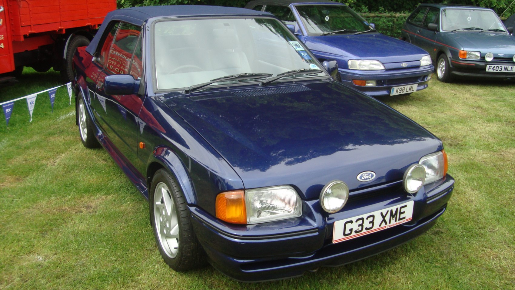 Convertible with front spotlights and alloy wheels