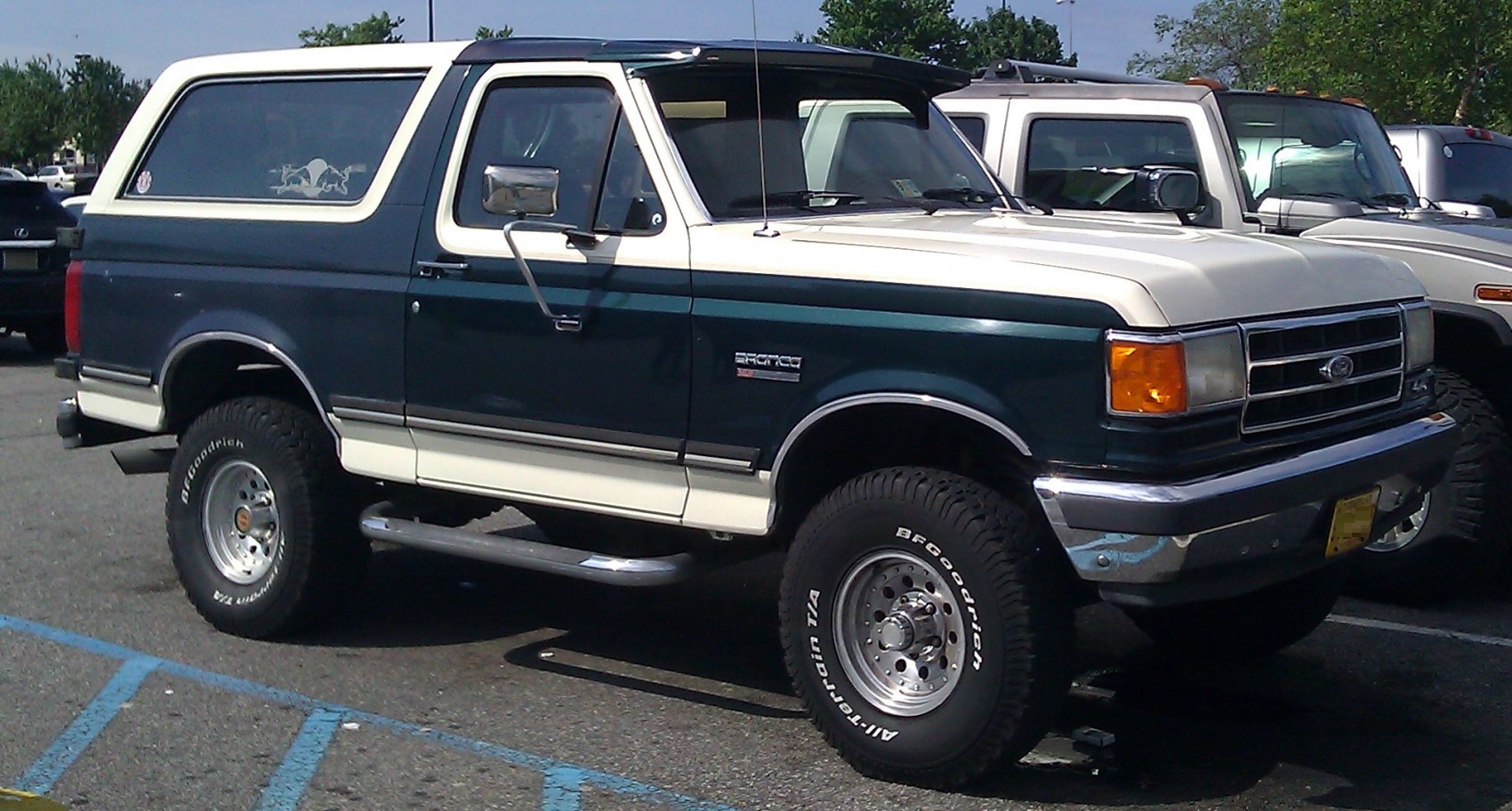 Classic SUV side view with two-tone paint and off-road tires