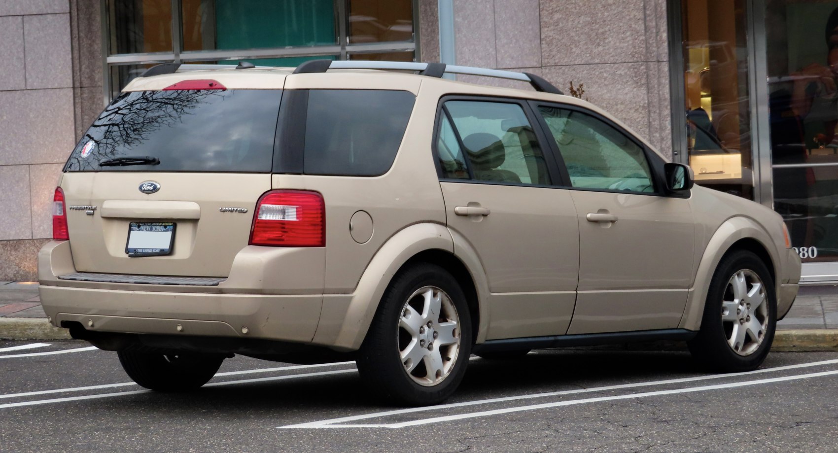 Rear side view with roof rails and alloy wheels