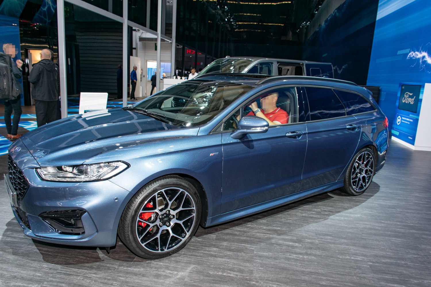Estate vehicle with sporty alloy wheels and red brake calipers.