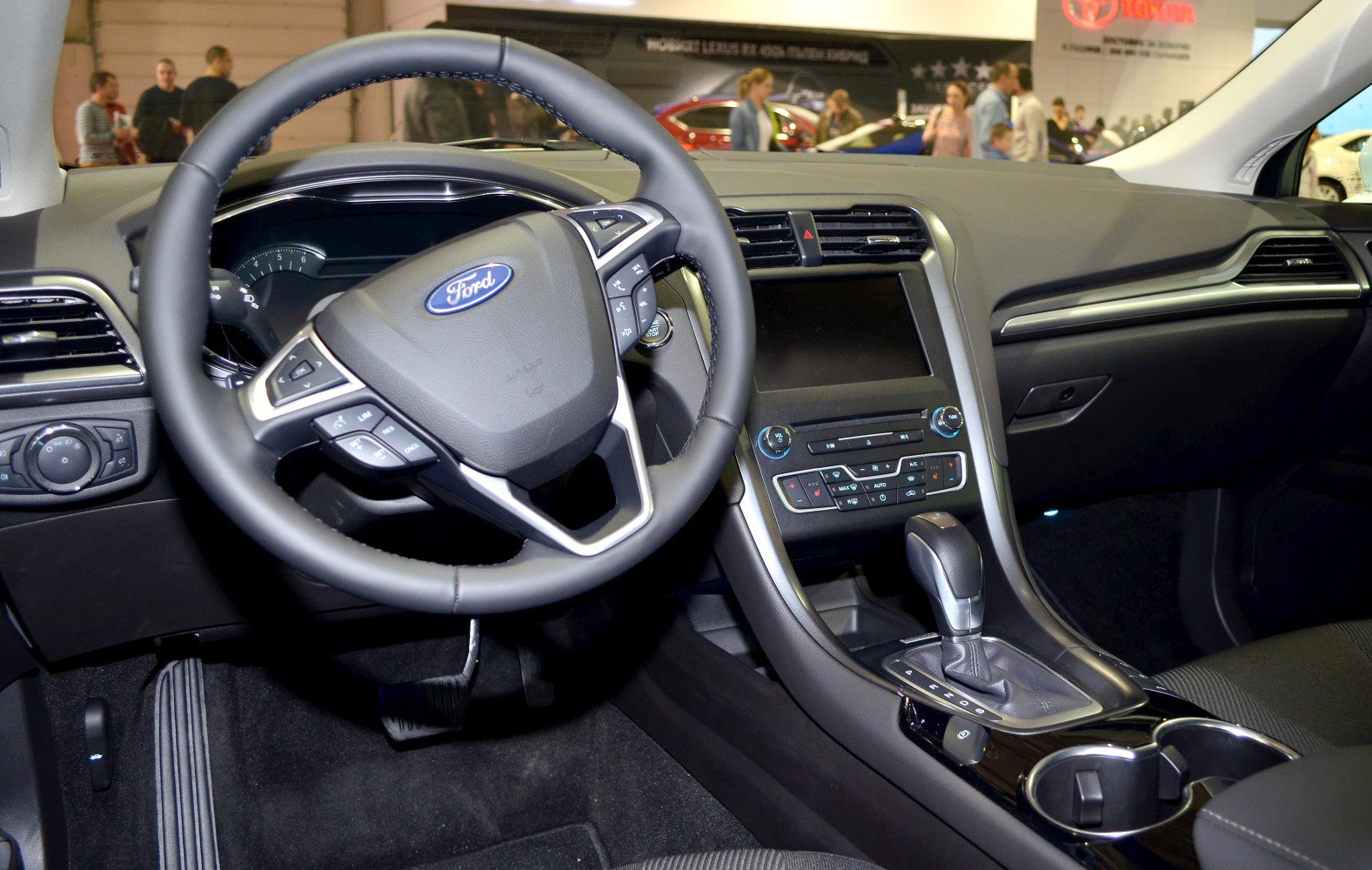 Steering wheel with controls and central dashboard with touchscreen