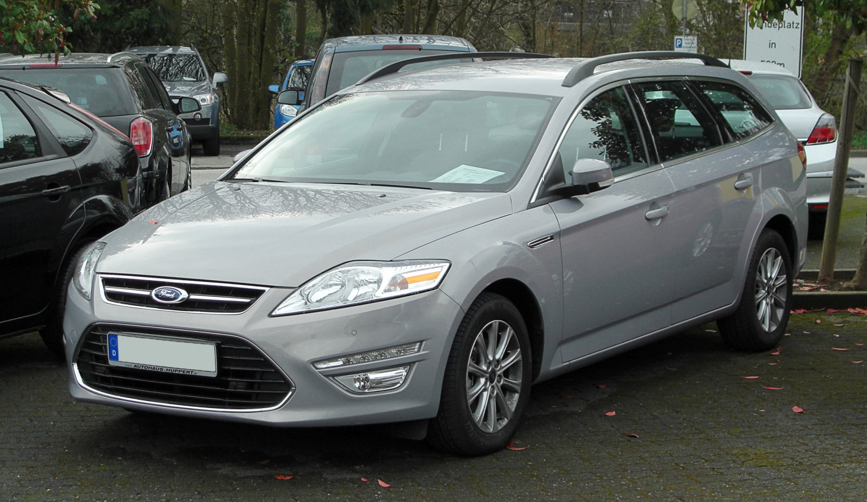 Front and side view of a midsize station wagon with distinct grille and roof rails