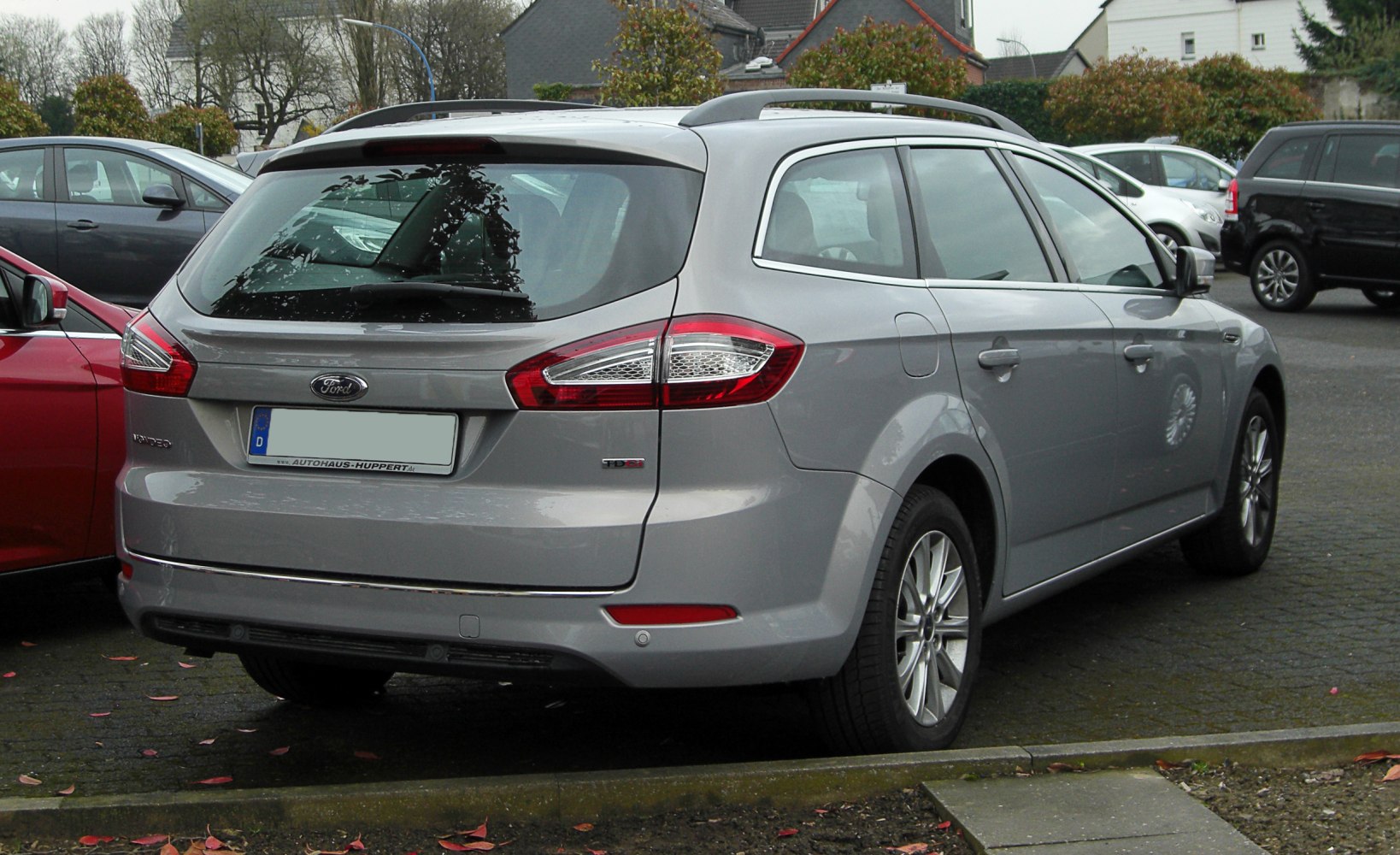 Rear view, taillights, TDCi badge, roof rails on a silver station wagon