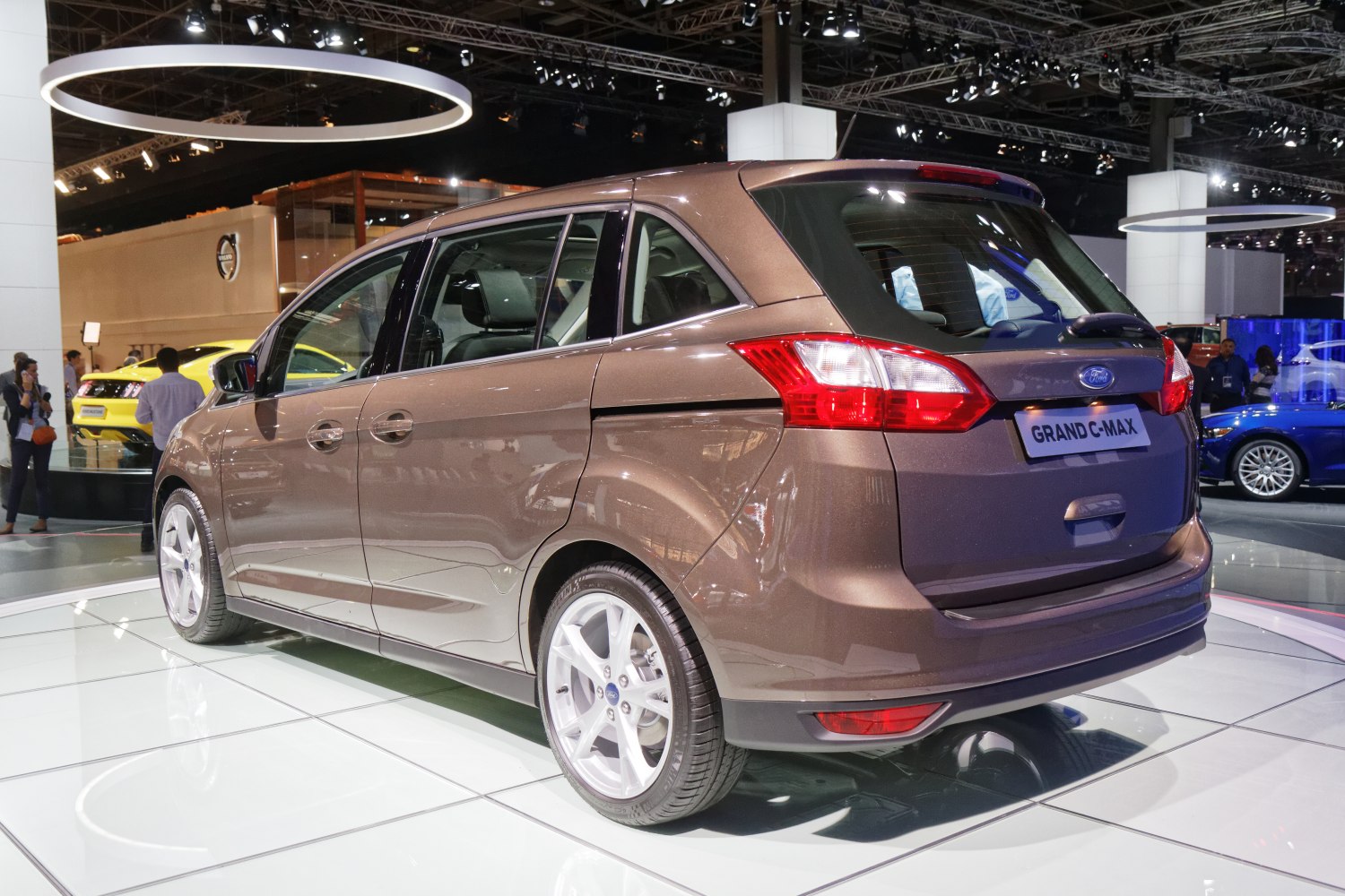 Rear side profile with tail lights and alloy wheels of a multi-purpose vehicle