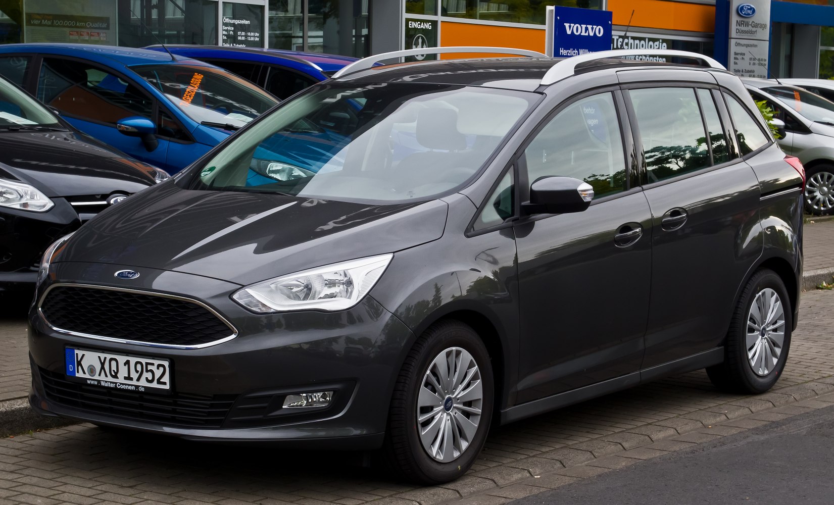 Front-side view of compact MPV with roof rails and alloy wheels