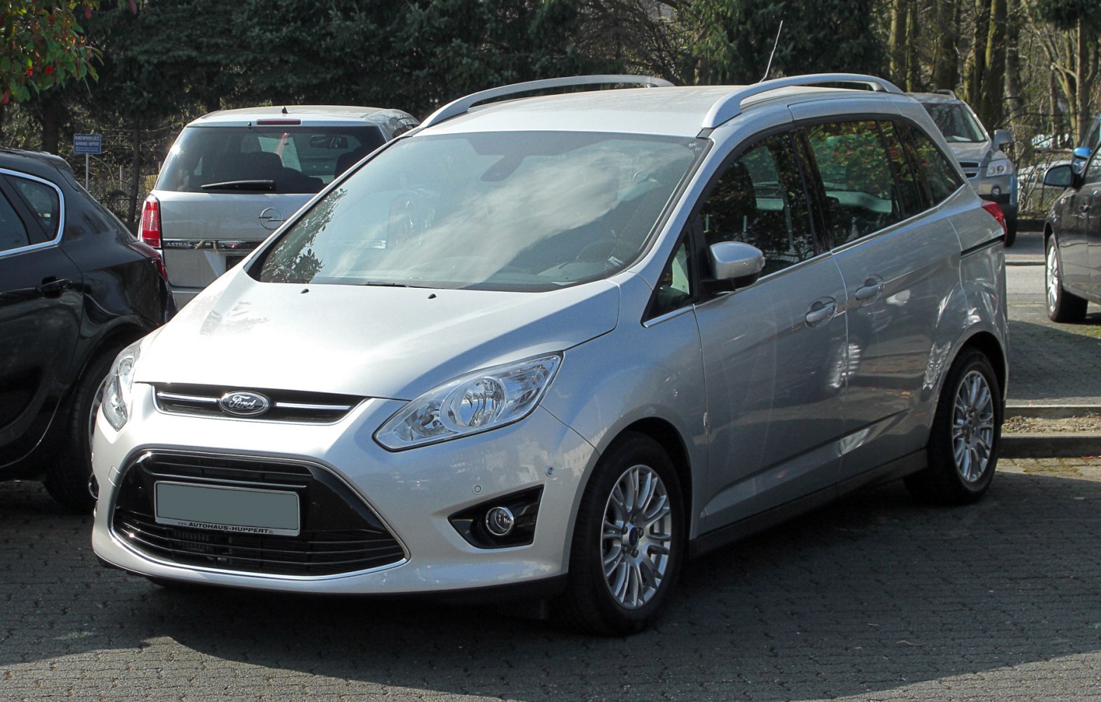 Front three-quarter view with roof rails and angular headlights