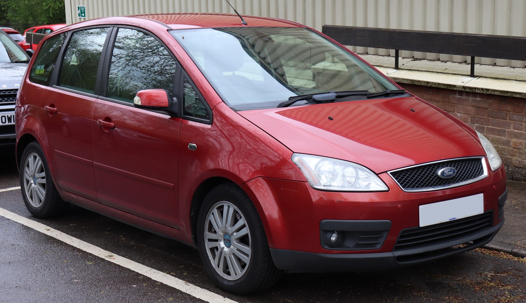 Front side view of compact MPV with distinct headlights and grille