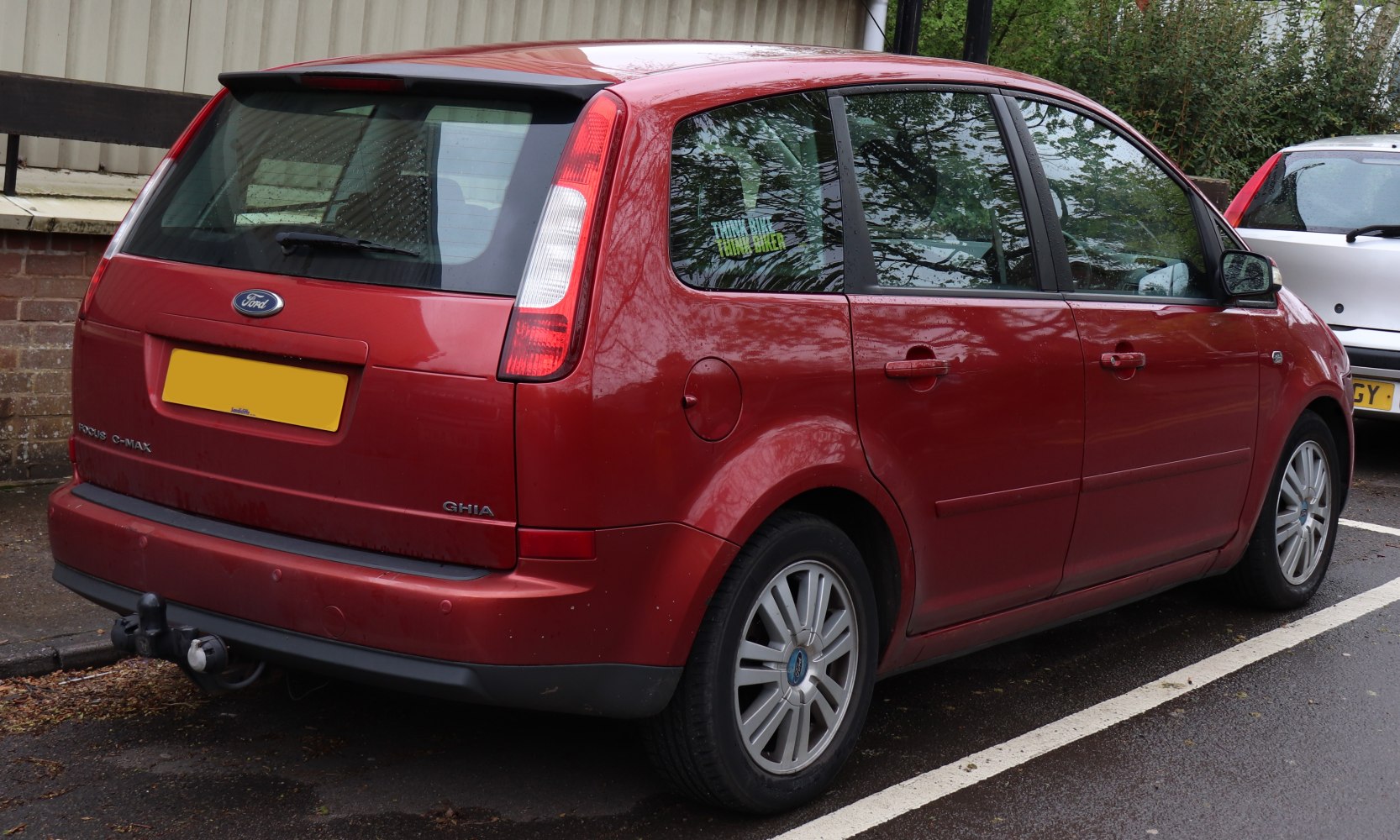 Rear view with vertical taillights and tow hitch