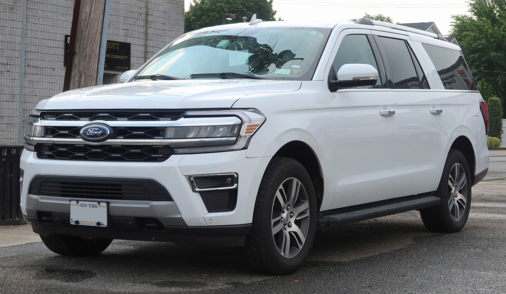 Full-size SUV with prominent front grille and LED headlights