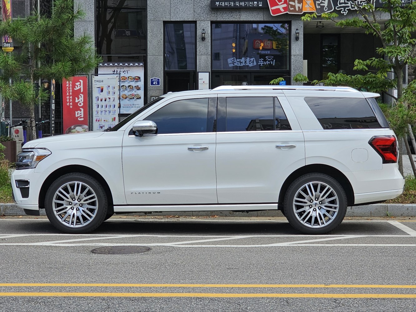 Large SUV side view with platinum badge and alloy wheels