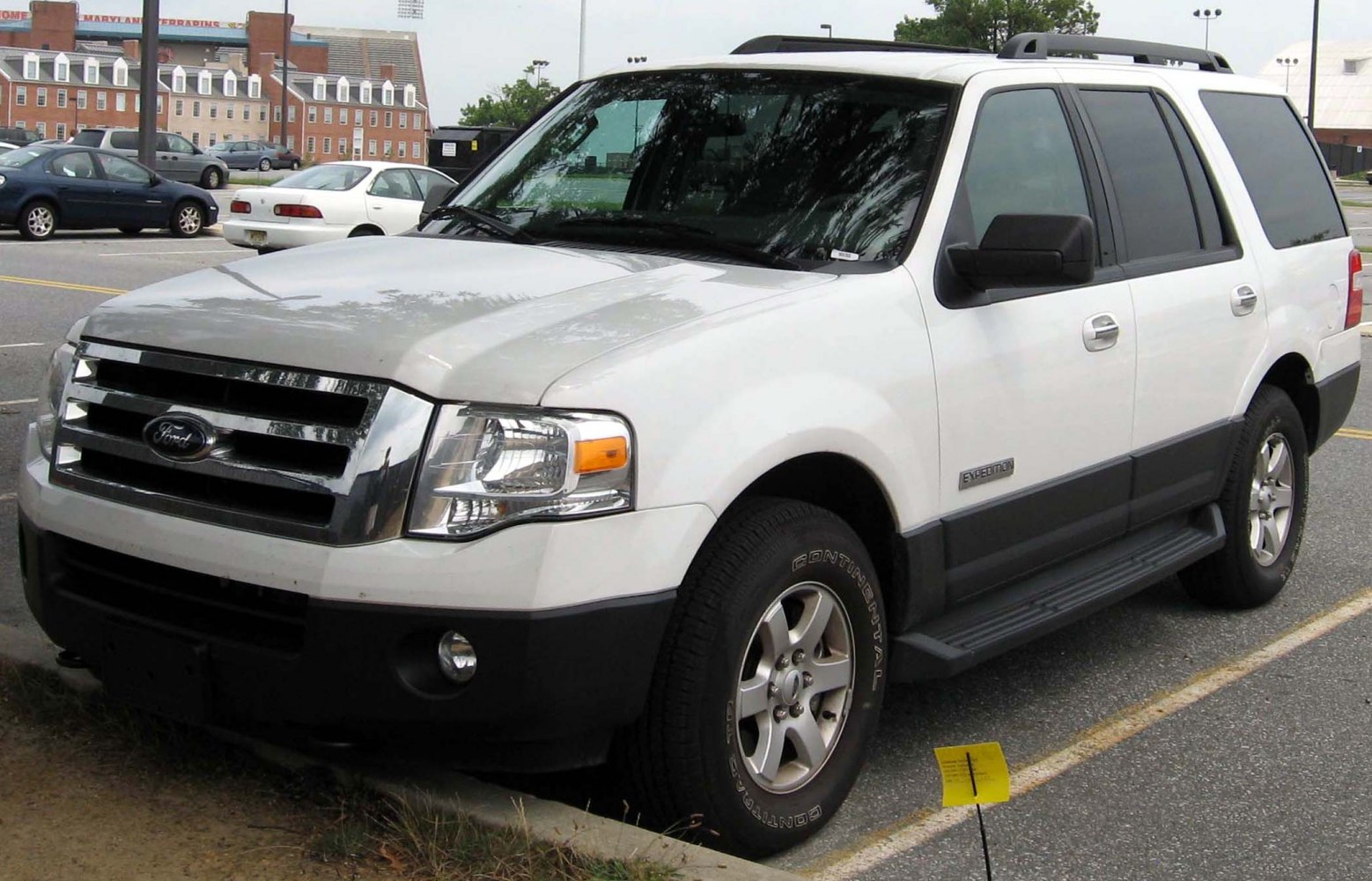 Front grille and side profile of a full-size SUV with running boards