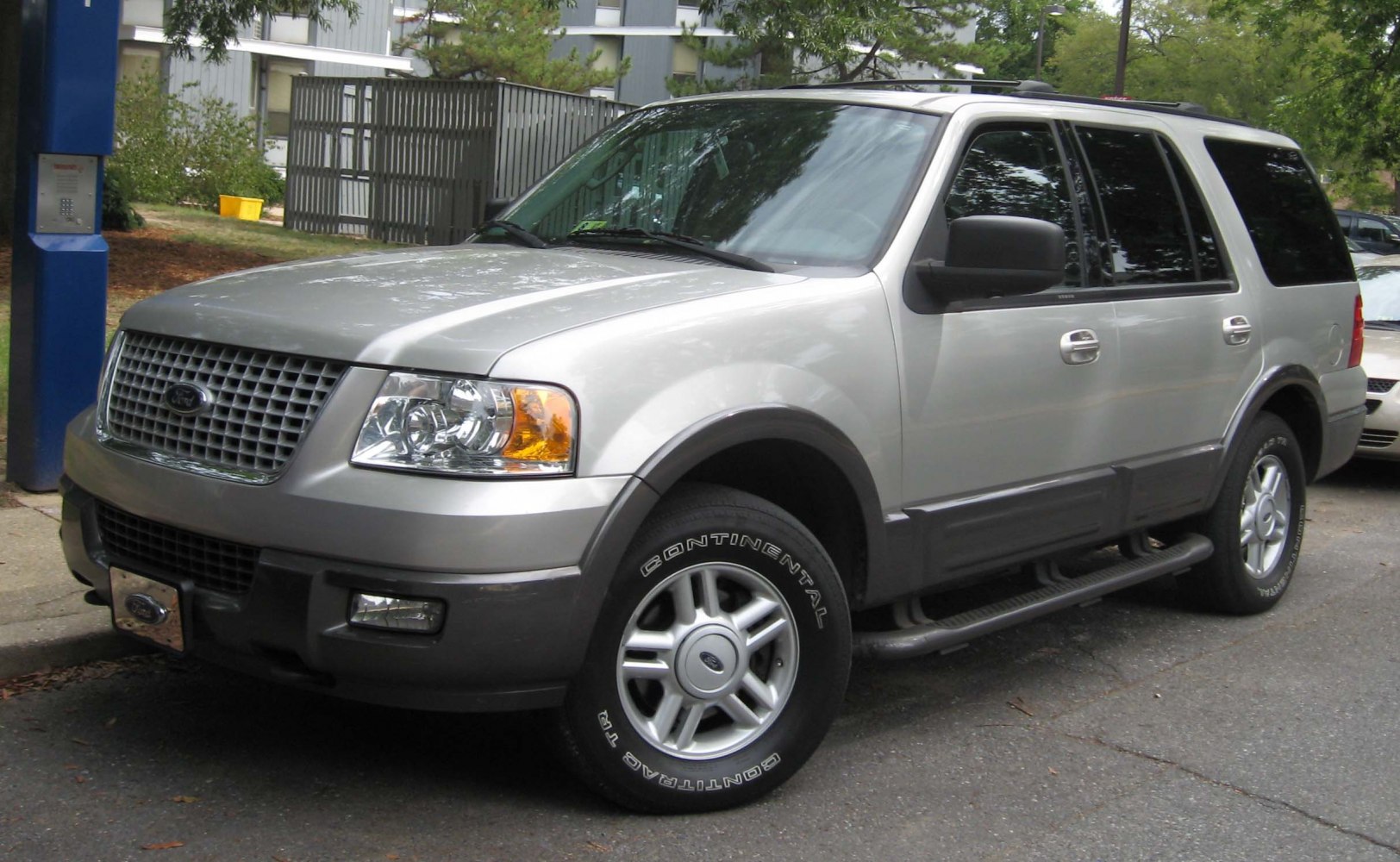 SUV front side with alloy wheels and side steps
