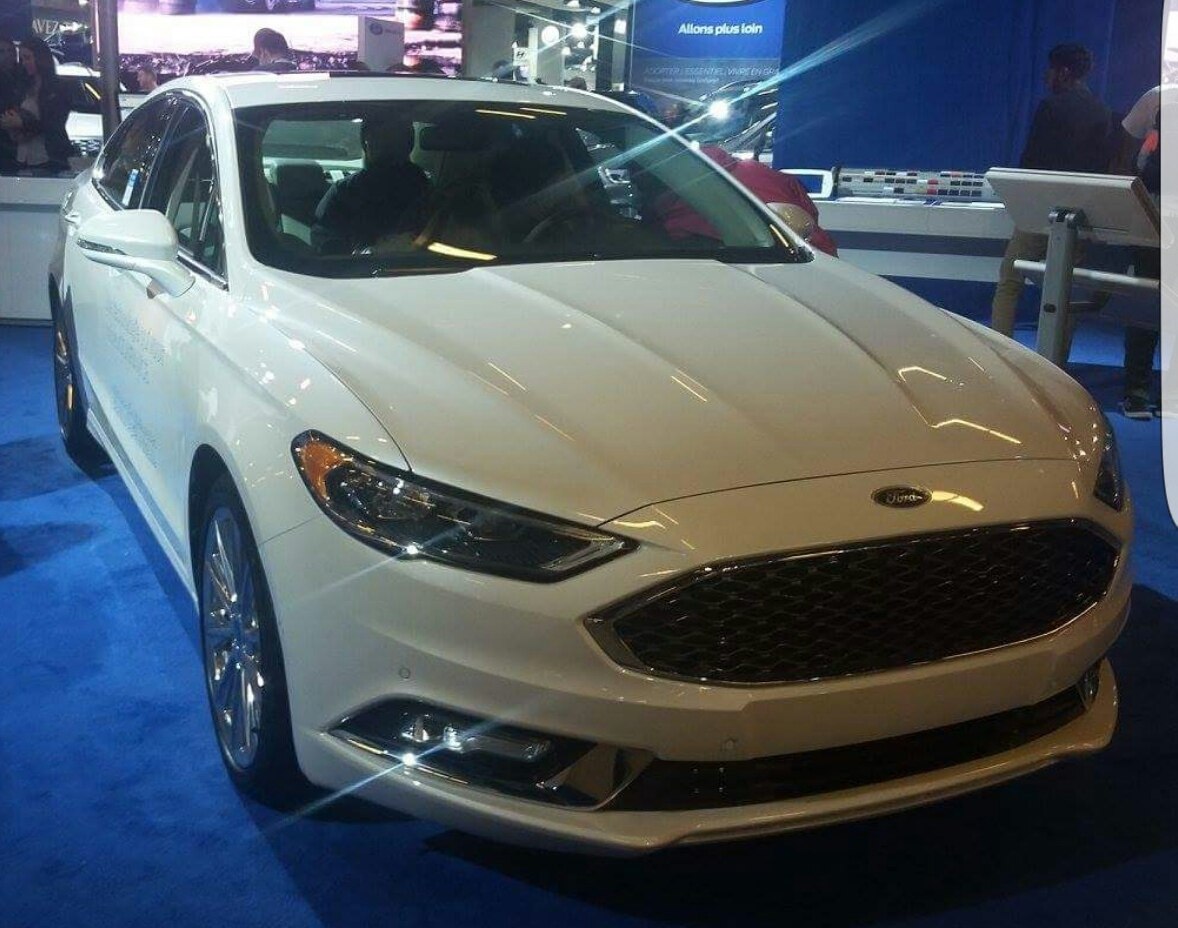 Front view with LED headlights and honeycomb grille