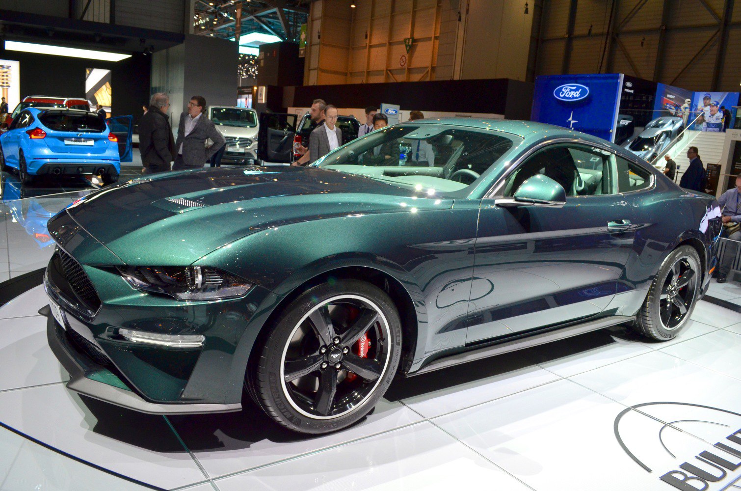 Muscle coupe with black alloy wheels and red Brembo brakes