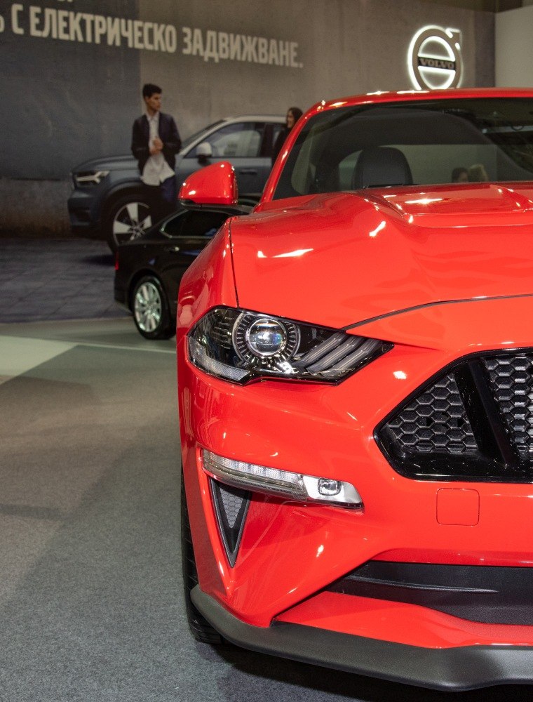 Close-up of Mustang VI facelift's front headlight and grille details