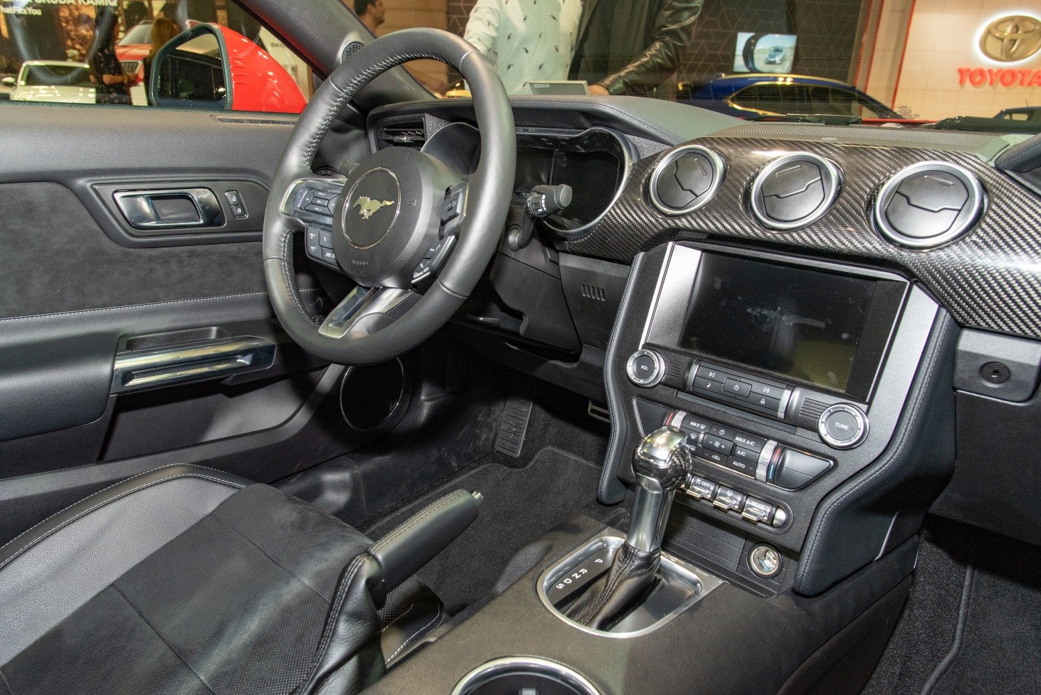Leather steering wheel, carbon fiber dashboard, automatic gear shift, multimedia display