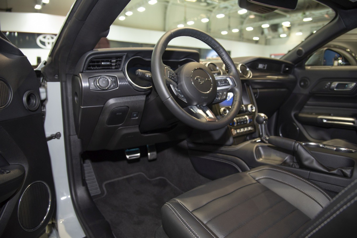 Modern steering wheel and dashboard with sporty leather seats